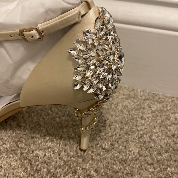 NIB stunning Badgley Mischka Vienna ivory satin shoes. Size 9. - Picture 2 of 15